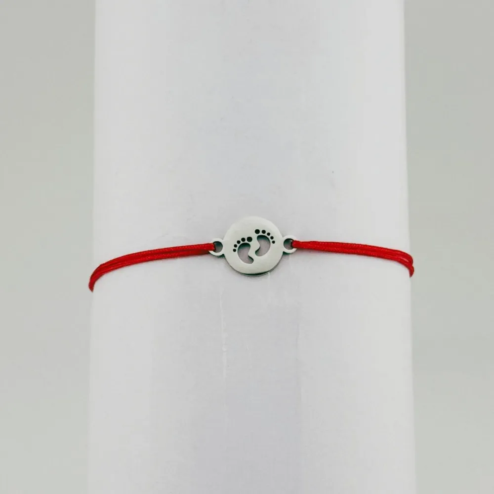 Bratara Martisor pentru Dama, Jolie, Model Talpi Cerc, Set 12 bucati, Pandativ Argintiu din Inox cu Snur Rosu Ajustabil