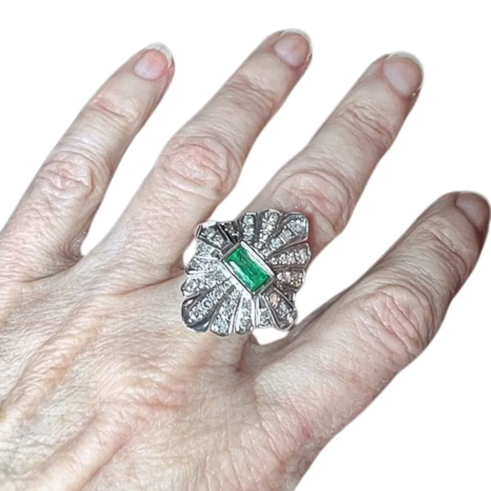 ЗЛАТЕН ПРЪСТЕН В СТИЛ AR DECO С 1 CT ДИАМАНТИ И 1 CT ИЗУМРУД