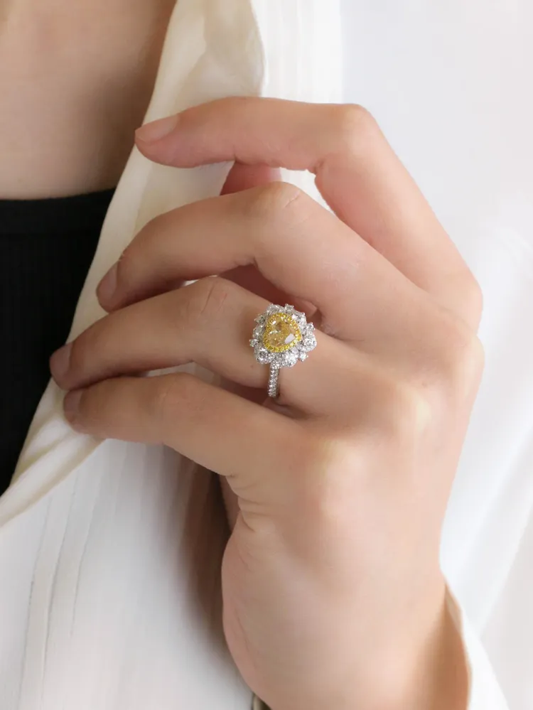 Пръстен с диамант във формата на жълто сърце Fancy Yellow 1 карат, преобразуем в медальон
