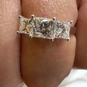 GIA сертифициран трилогичен диамантен пръстен от бяло злато