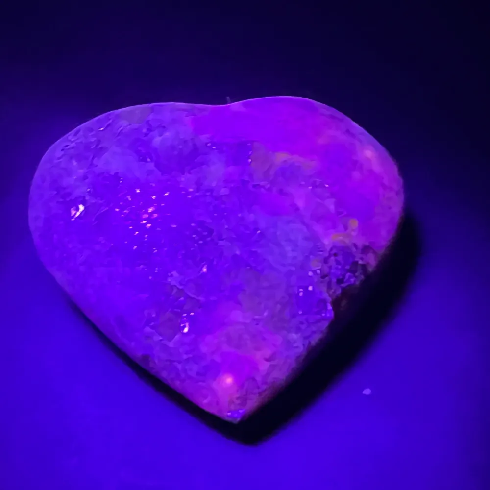 Heart hackmanit UV реактивен M8