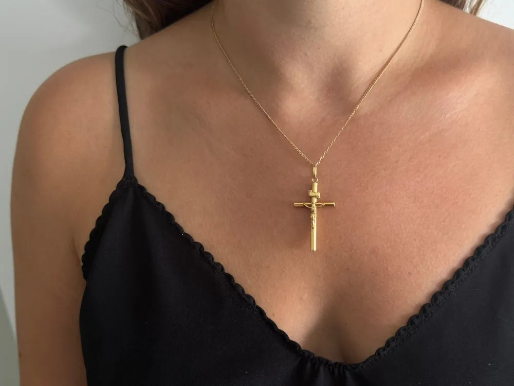 Кръстовиден медальон INRI от жълто злато