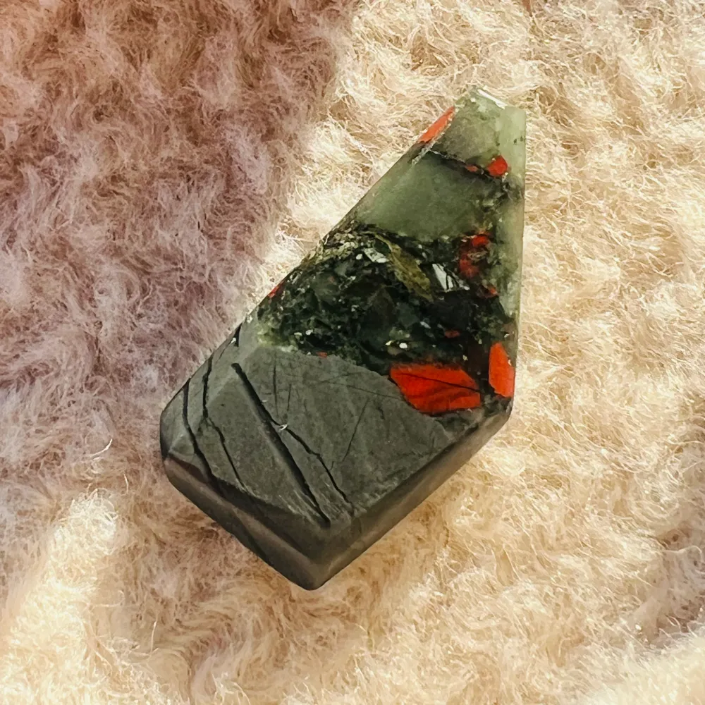 Jasper Cabochon Bloodstone/Seftonite M10