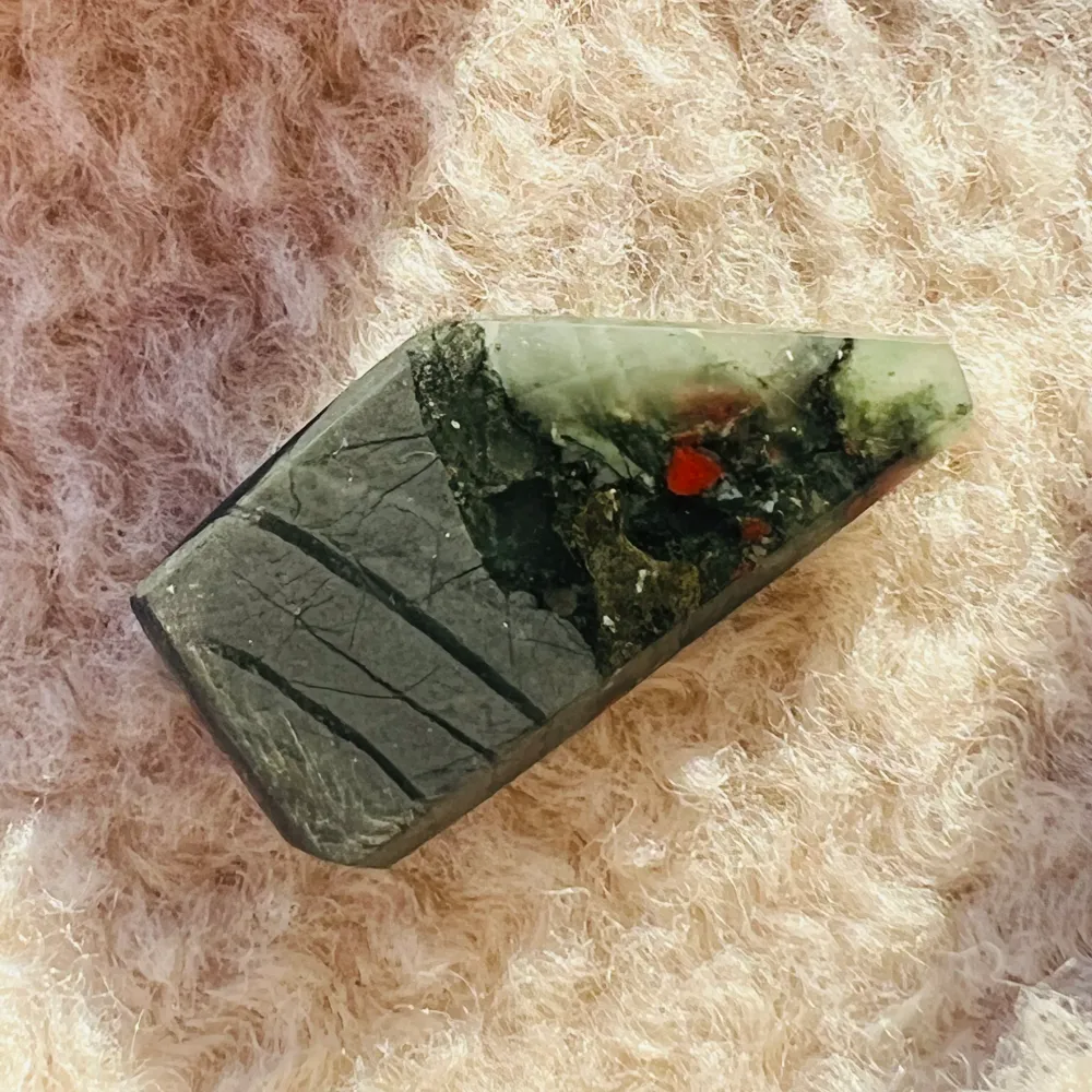 Jasper Cabochon Bloodstone/Seftonite M10