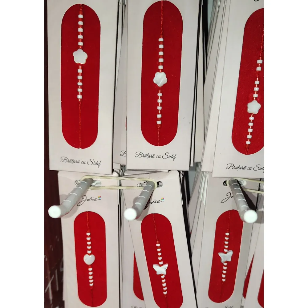 Martisor Bratara cu Sidef, Snur Rosu Reglabil, Margele Albe si Rosii, Pandantiv din Scoica, Modele de Sezon