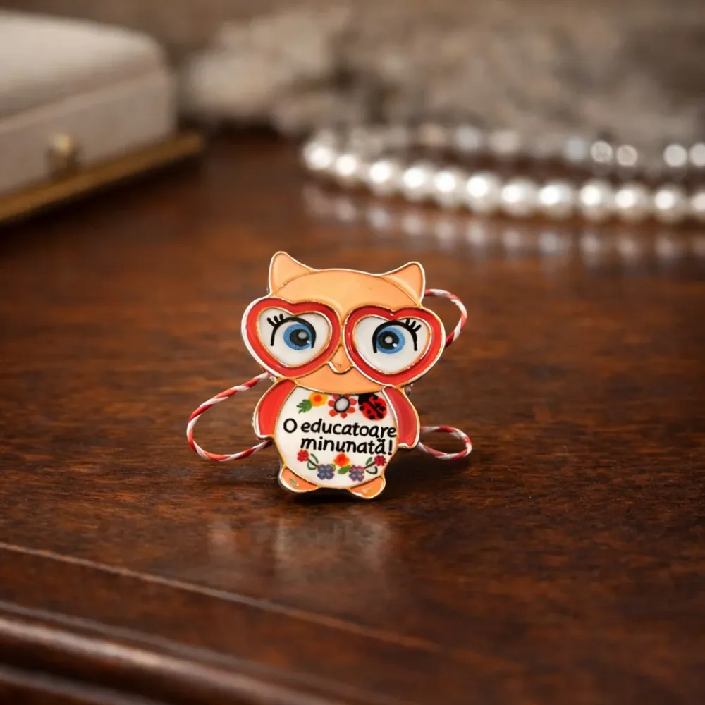 Martisor Brosa Mica Cutie, Jolie, Model Bufnita O Educatoare Minunata, Metal, 5 x 3 cm, Multicolor