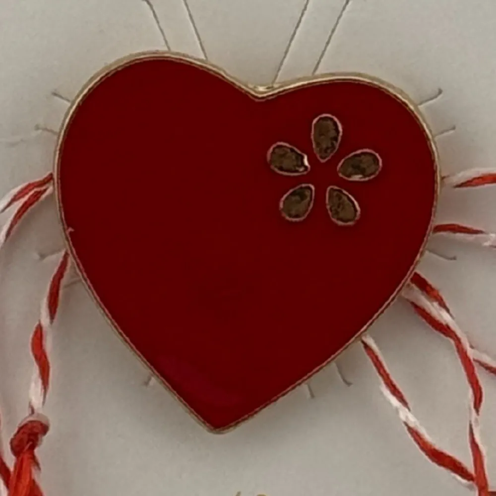 Martisor pentru copii, Jolie, Material Metal, Ambalaj Carton cu Design, Dimensiune Brosa Aproximativ 2x2 cm, Multicolor, M...