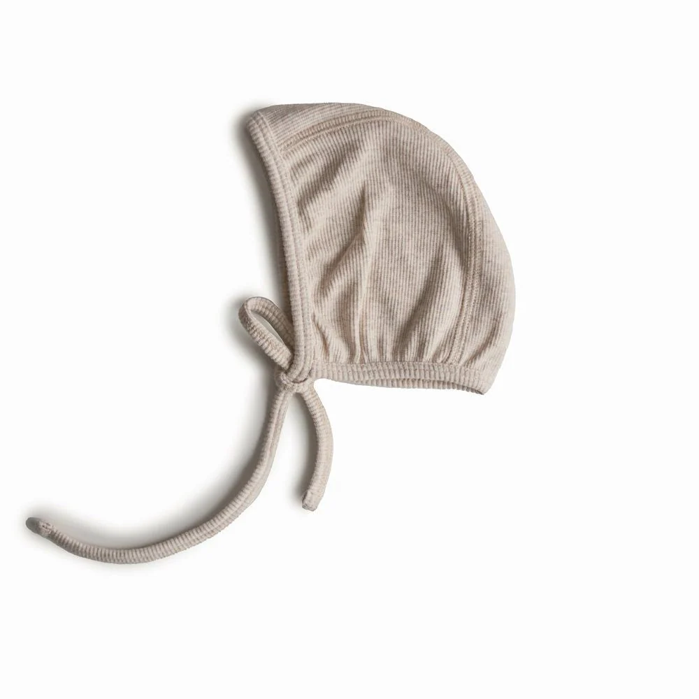 Mushie бебешка шапка за новородено beige melange