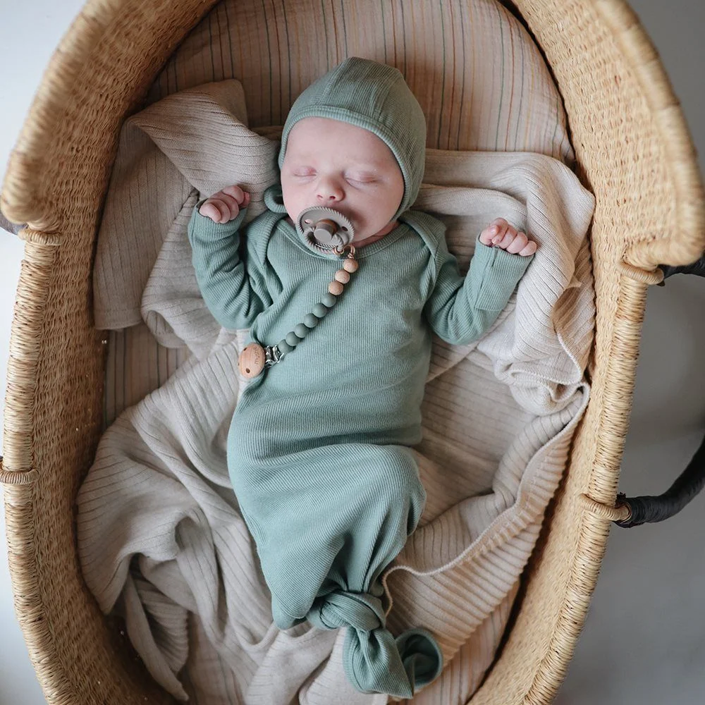 Mushie Шапка с козирка за новородени Roman Green